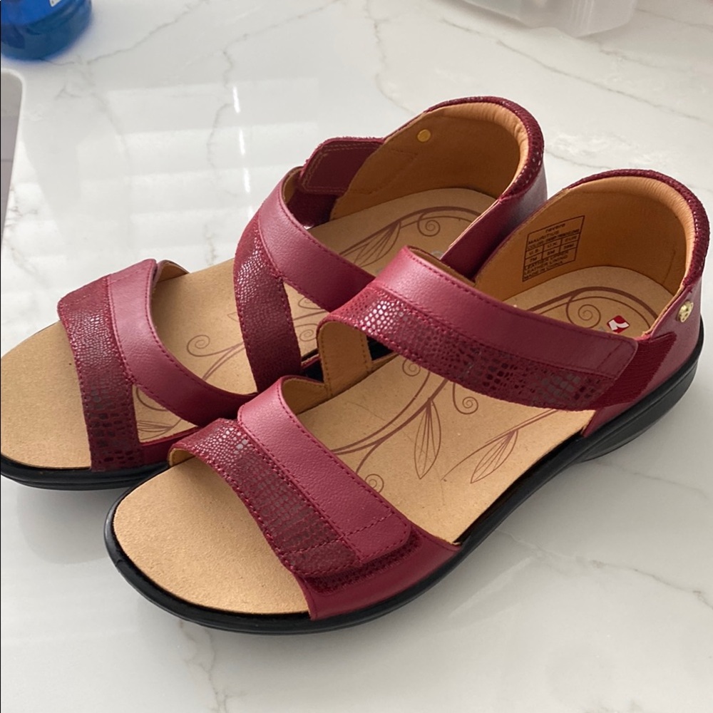 New Revere burgundy leather orthotics sandals 7